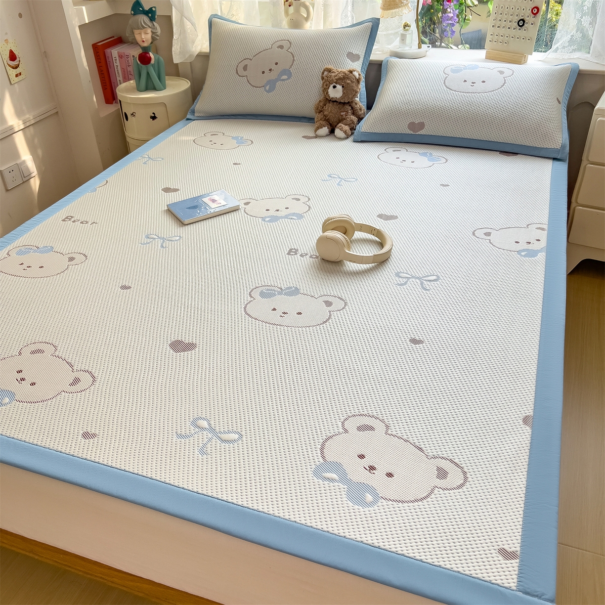 91家纺网 家纺一手货源 找家纺 雯豆家纺 2026新款PE中分子凉感凉席条席三件套加厚三明治款复合卡通提花凉席 PE提花凉席-领带熊