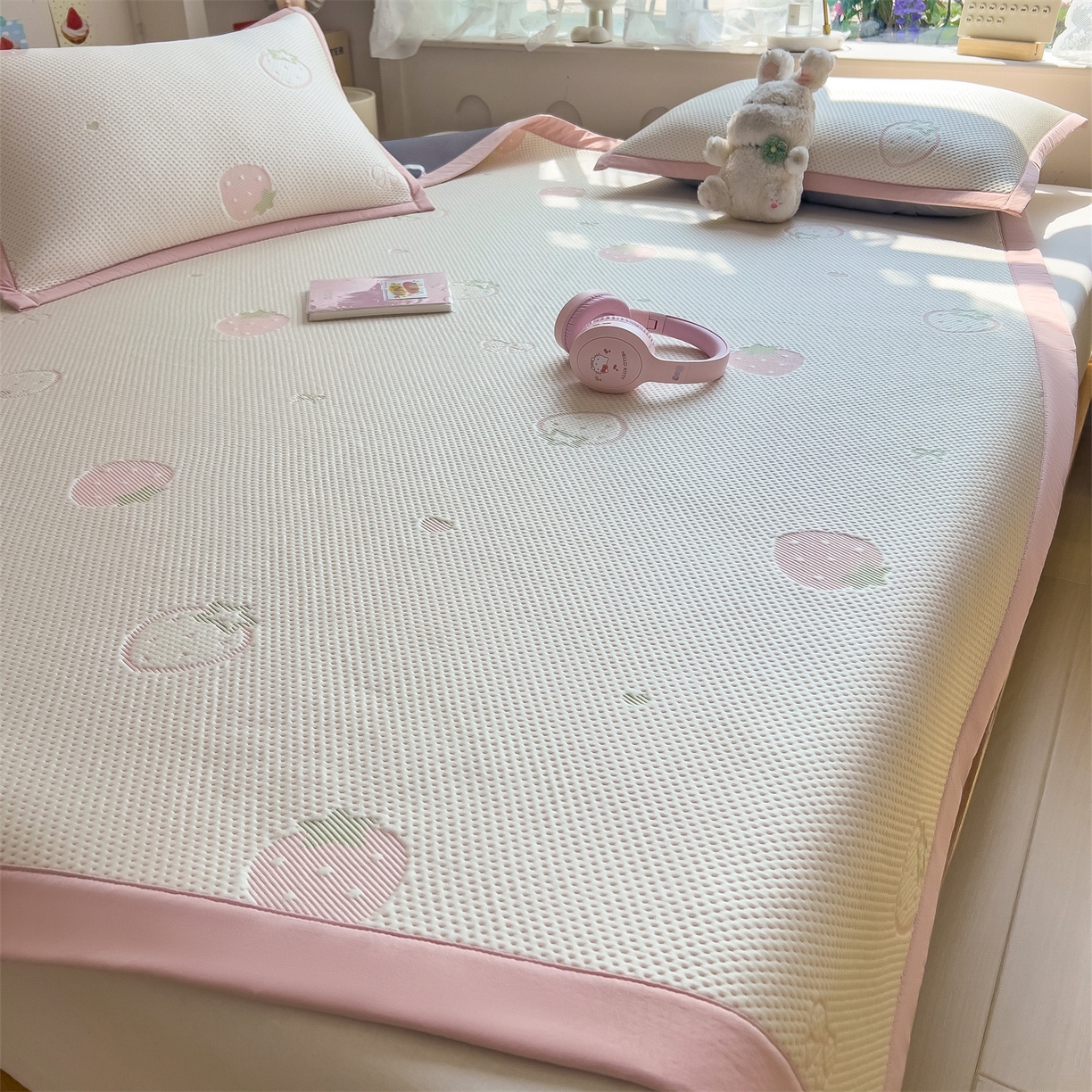 91家纺网 家纺一手货源 找家纺 雯豆家纺 2026新款PE中分子凉感凉席条席三件套加厚三明治款复合卡通提花凉席 PE提花凉席-甜心草莓