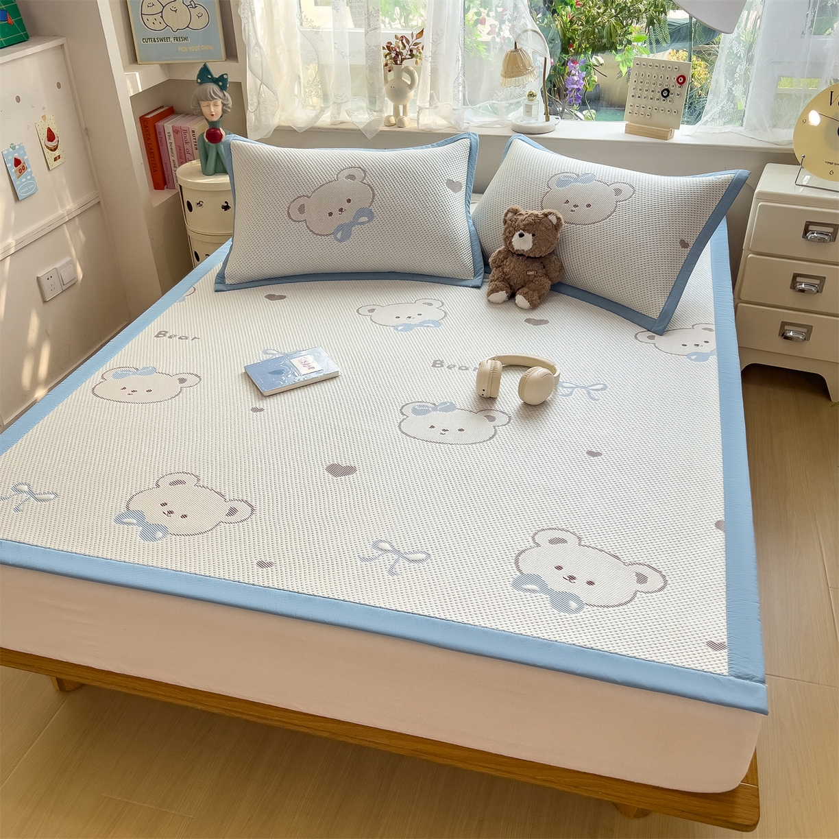 91家纺网 家纺一手货源 找家纺 雯豆家纺 2026新款PE中分子凉感凉席条席三件套加厚三明治款复合卡通提花凉席 PE提花凉席-领带熊