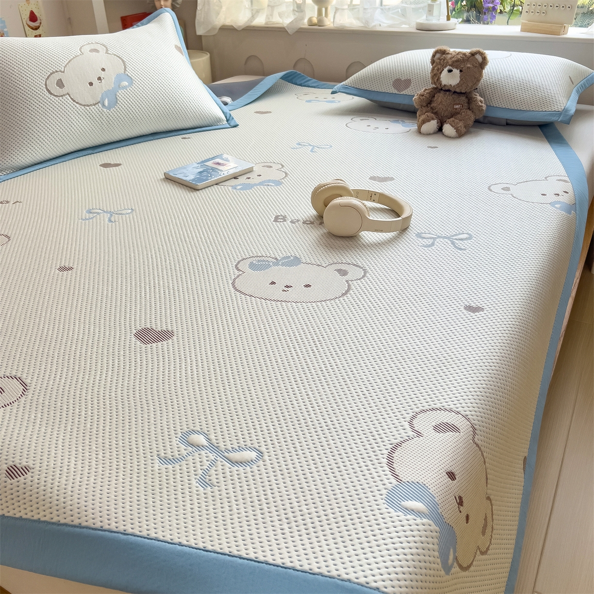 91家纺网 家纺一手货源 找家纺 雯豆家纺 2026新款PE中分子凉感凉席条席三件套加厚三明治款复合卡通提花凉席 PE提花凉席-领带熊