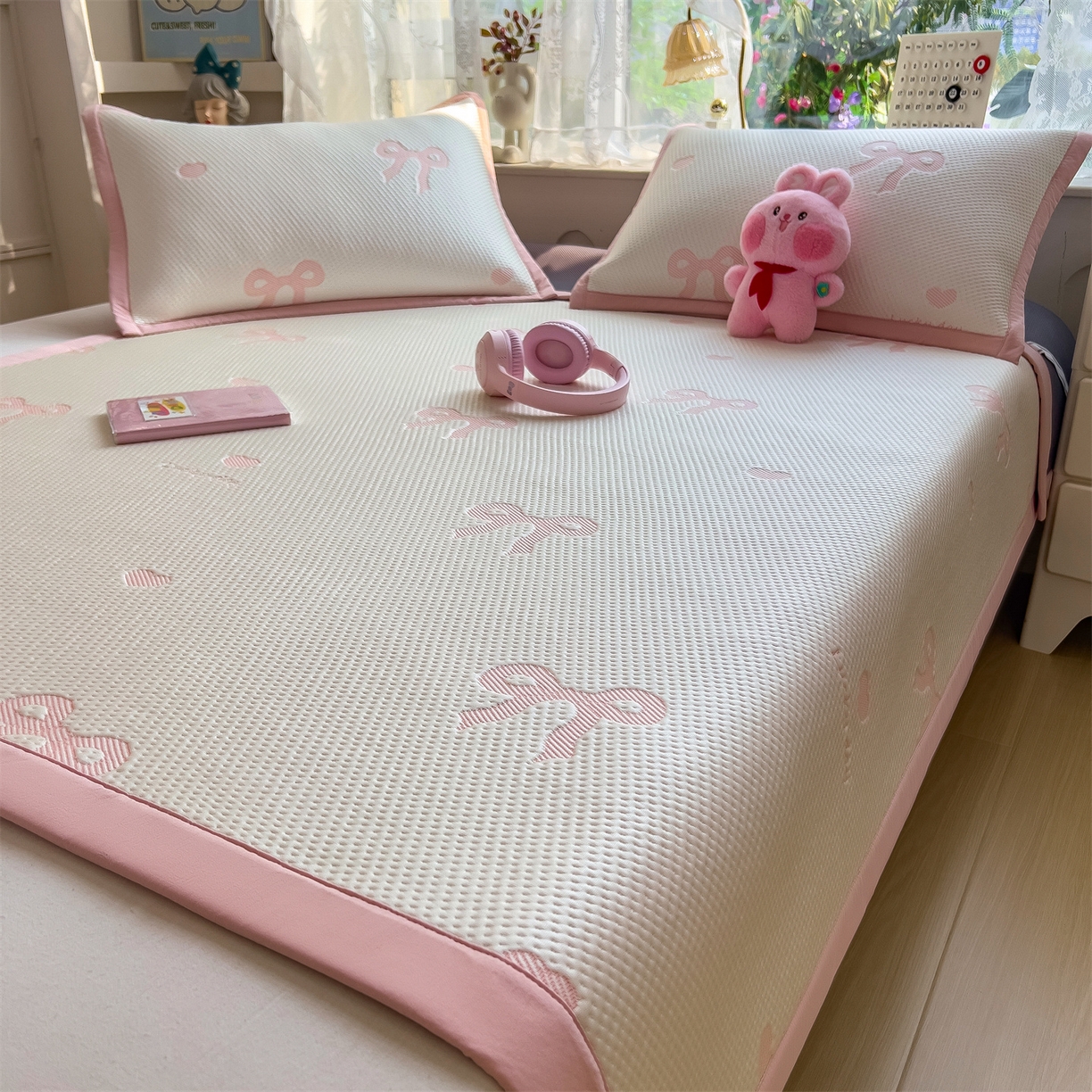 91家纺网 家纺一手货源 找家纺 雯豆家纺 2026新款PE中分子凉感凉席条席三件套加厚三明治款复合卡通提花凉席 PE提花凉席-蝴蝶结