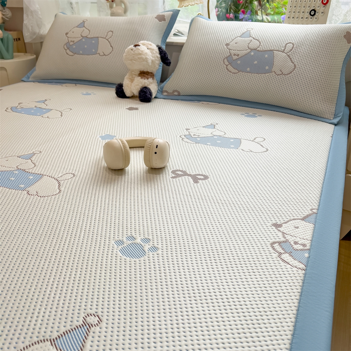 91家纺网 家纺一手货源 找家纺 雯豆家纺 2026新款PE中分子凉感凉席条席三件套加厚三明治款复合卡通提花凉席 PE提花凉席-腊肠狗