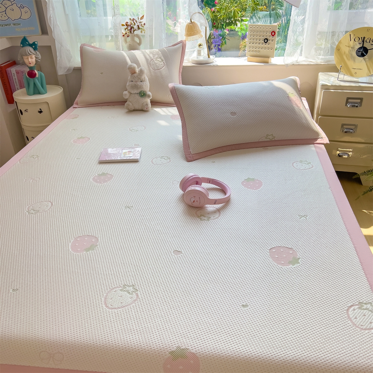 91家纺网 家纺一手货源 找家纺 雯豆家纺 2026新款PE中分子凉感凉席条席三件套加厚三明治款复合卡通提花凉席 PE提花凉席-甜心草莓