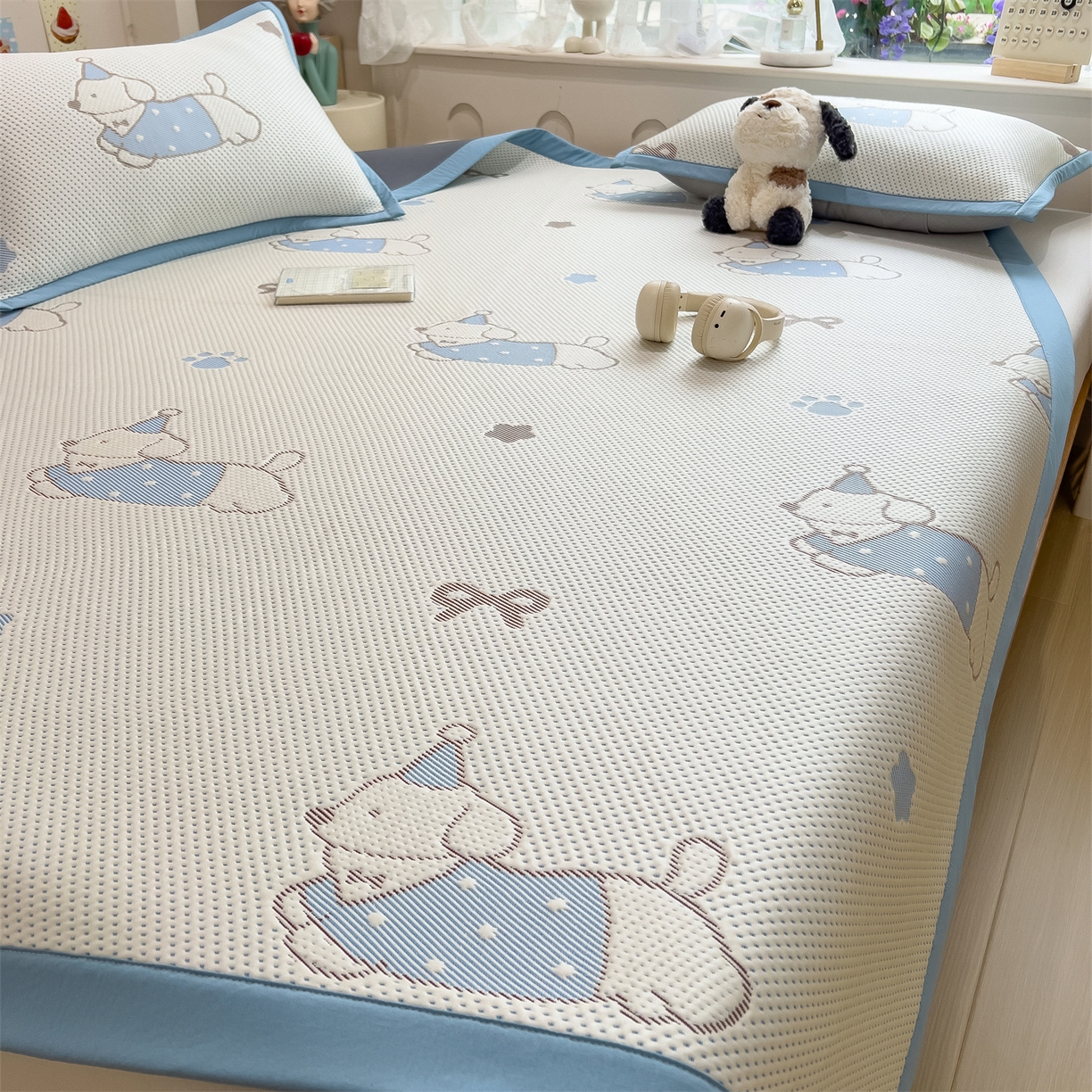 91家纺网 家纺一手货源 找家纺 雯豆家纺 2026新款PE中分子凉感凉席条席三件套加厚三明治款复合卡通提花凉席 PE提花凉席-腊肠狗