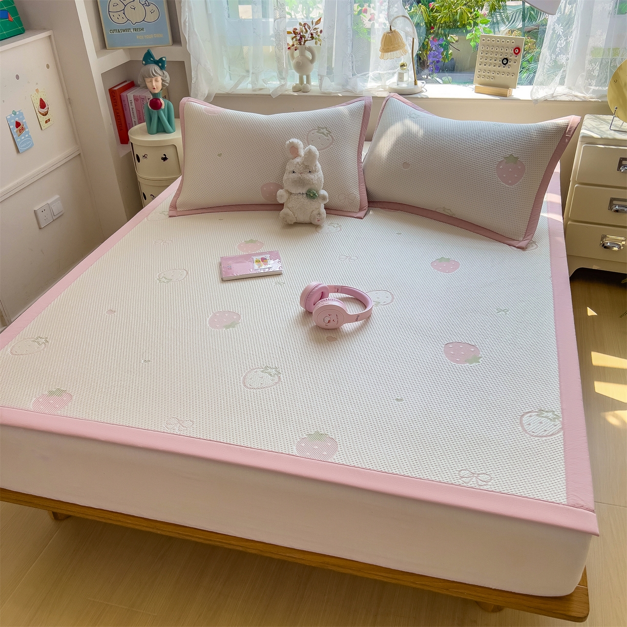 91家纺网 家纺一手货源 找家纺 雯豆家纺 2026新款PE中分子凉感凉席条席三件套加厚三明治款复合卡通提花凉席 PE提花凉席-甜心草莓