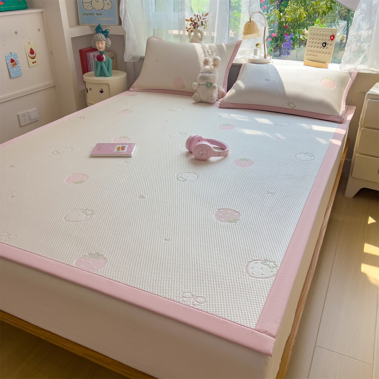 91家纺网 家纺一手货源 找家纺 雯豆家纺 2026新款PE中分子凉感凉席条席三件套加厚三明治款复合卡通提花凉席 PE提花凉席-甜心草莓