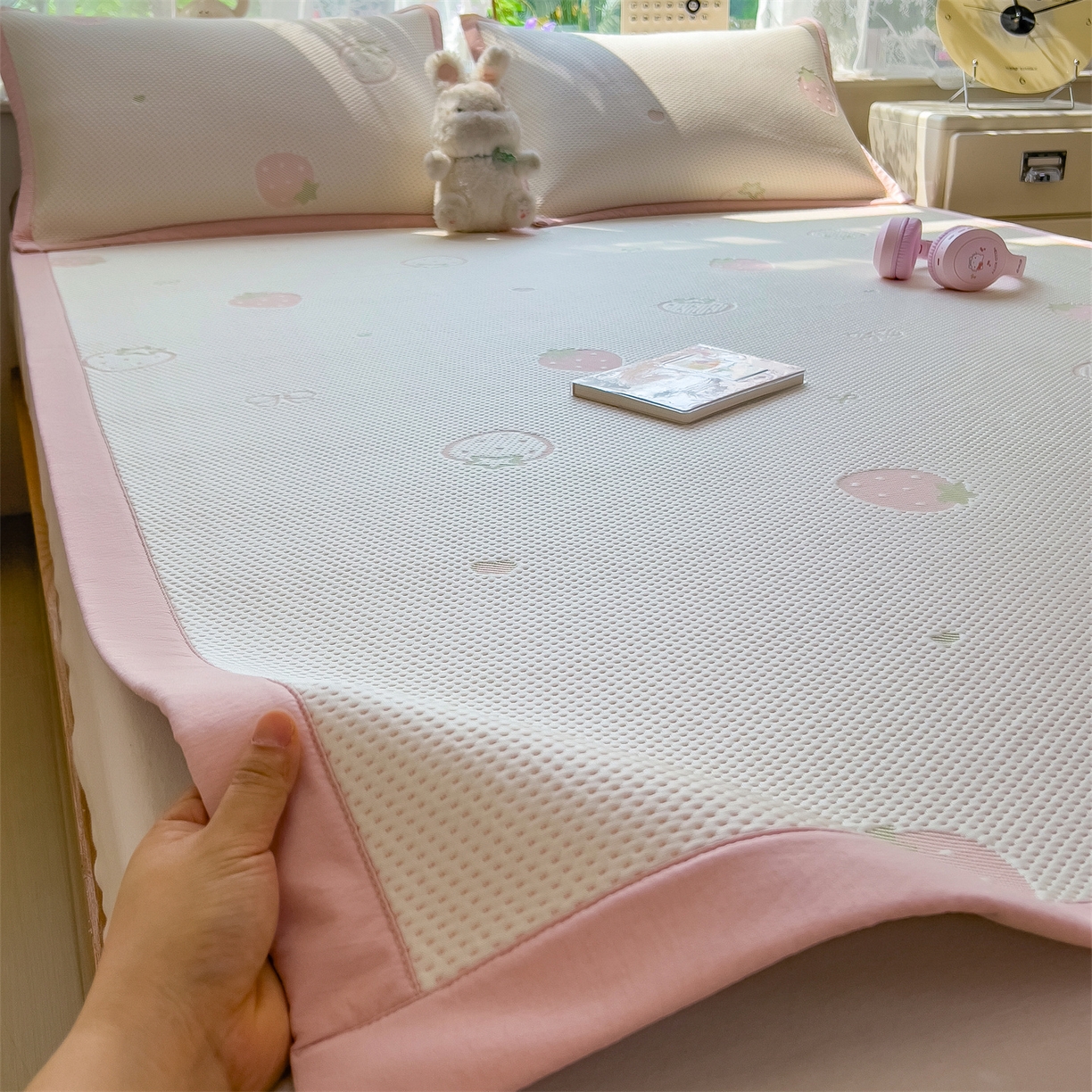 91家纺网 家纺一手货源 找家纺 雯豆家纺 2026新款PE中分子凉感凉席条席三件套加厚三明治款复合卡通提花凉席 PE提花凉席-甜心草莓