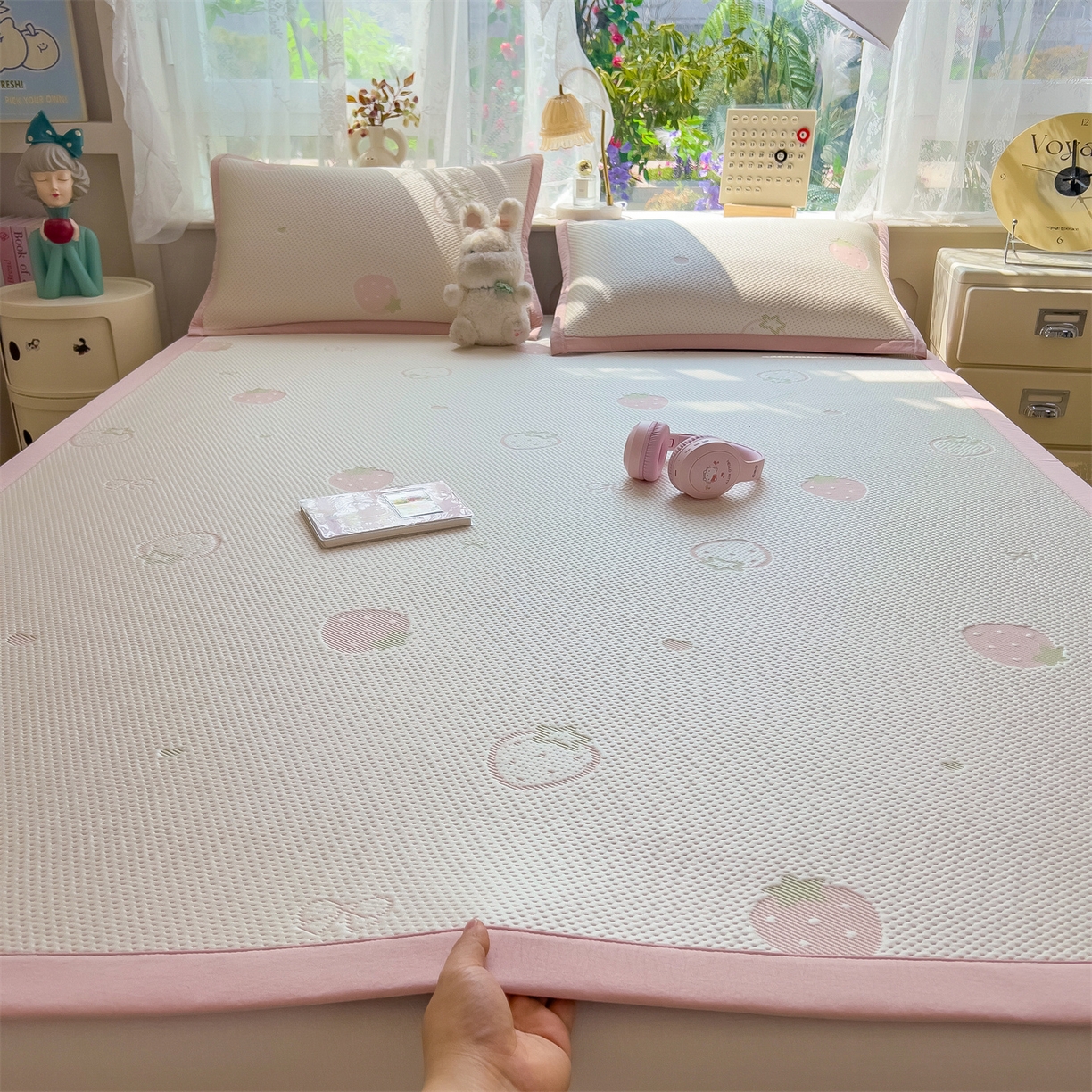 91家纺网 家纺一手货源 找家纺 雯豆家纺 2026新款PE中分子凉感凉席条席三件套加厚三明治款复合卡通提花凉席 PE提花凉席-甜心草莓