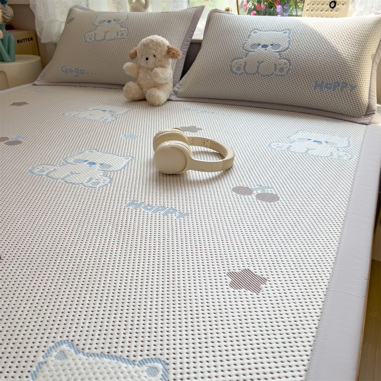 91家纺网 家纺一手货源 找家纺 雯豆家纺 2026新款PE中分子凉感凉席条席三件套加厚三明治款复合卡通提花凉席 PE提花凉席-奶萌狗