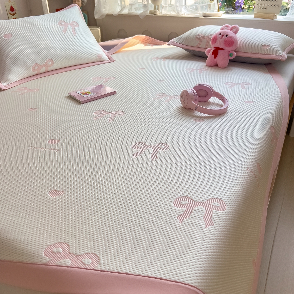 91家纺网 家纺一手货源 找家纺 雯豆家纺 2026新款PE中分子凉感凉席条席三件套加厚三明治款复合卡通提花凉席 PE提花凉席-蝴蝶结