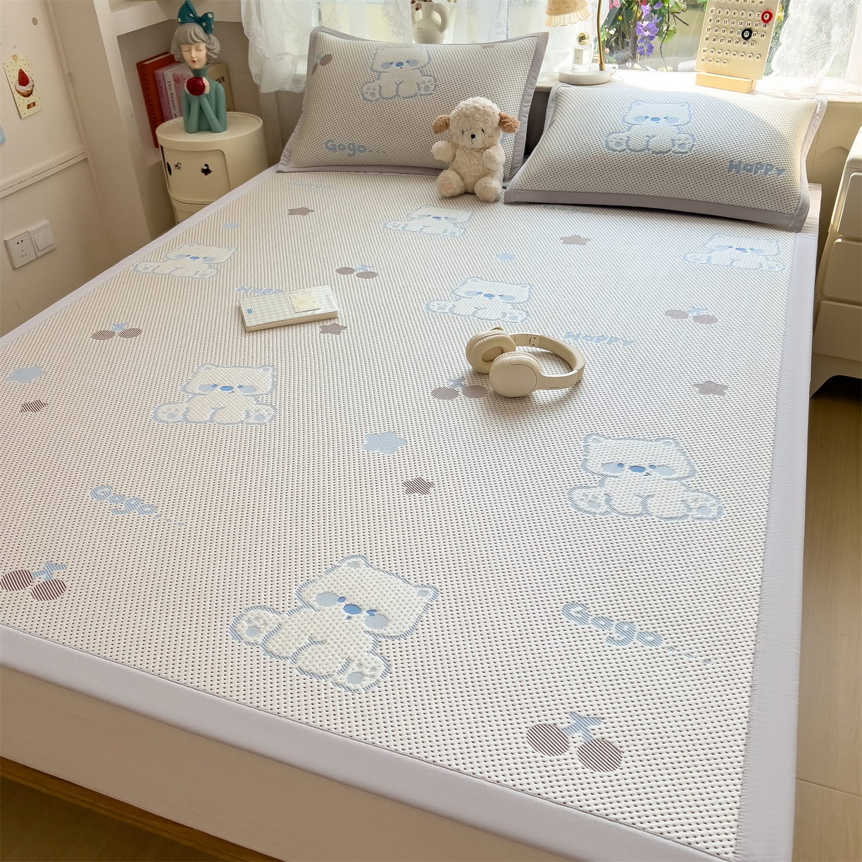 91家纺网 家纺一手货源 找家纺 雯豆家纺 2026新款PE中分子凉感凉席条席三件套加厚三明治款复合卡通提花凉席 PE提花凉席-奶萌狗