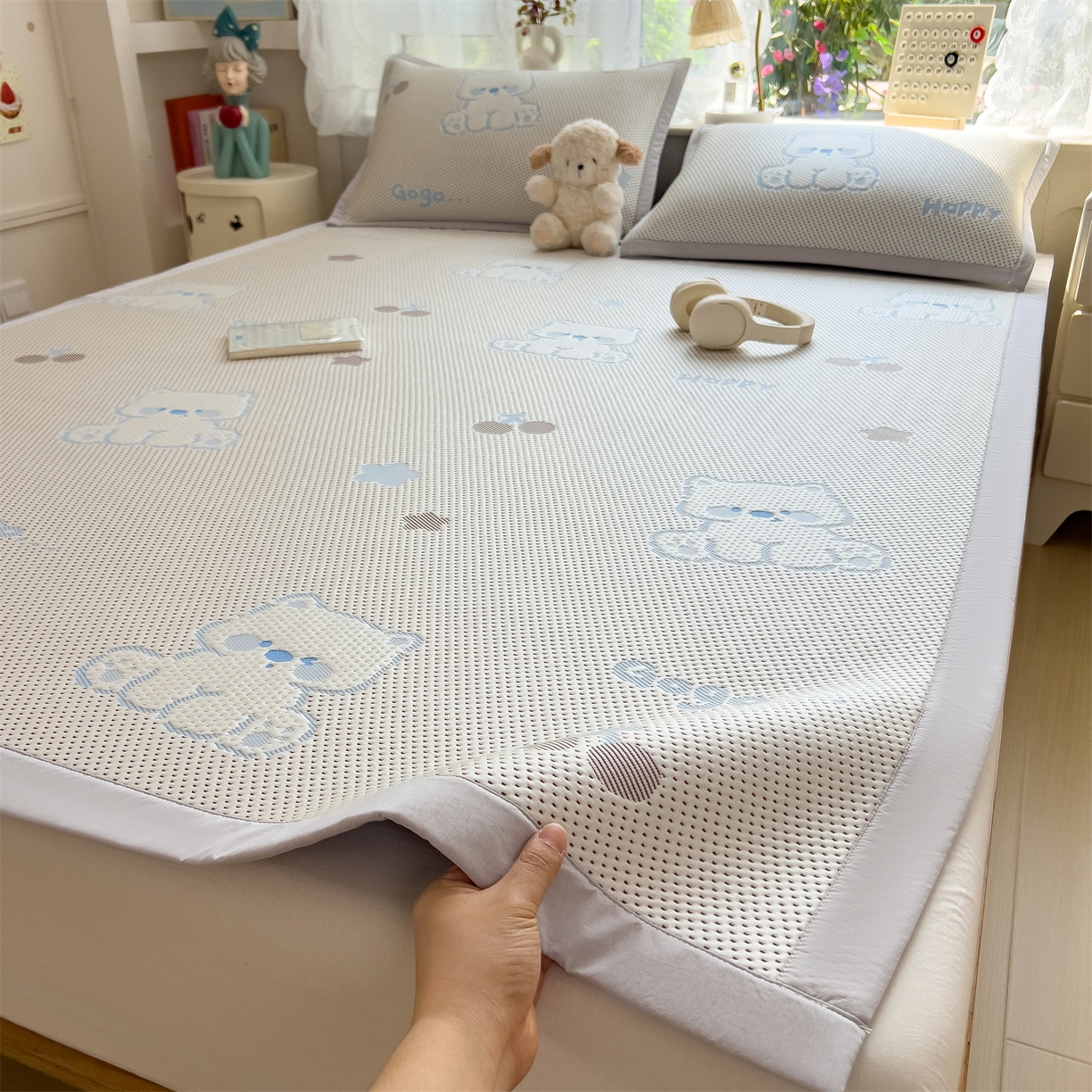 91家纺网 家纺一手货源 找家纺 雯豆家纺 2026新款PE中分子凉感凉席条席三件套加厚三明治款复合卡通提花凉席 PE提花凉席-奶萌狗