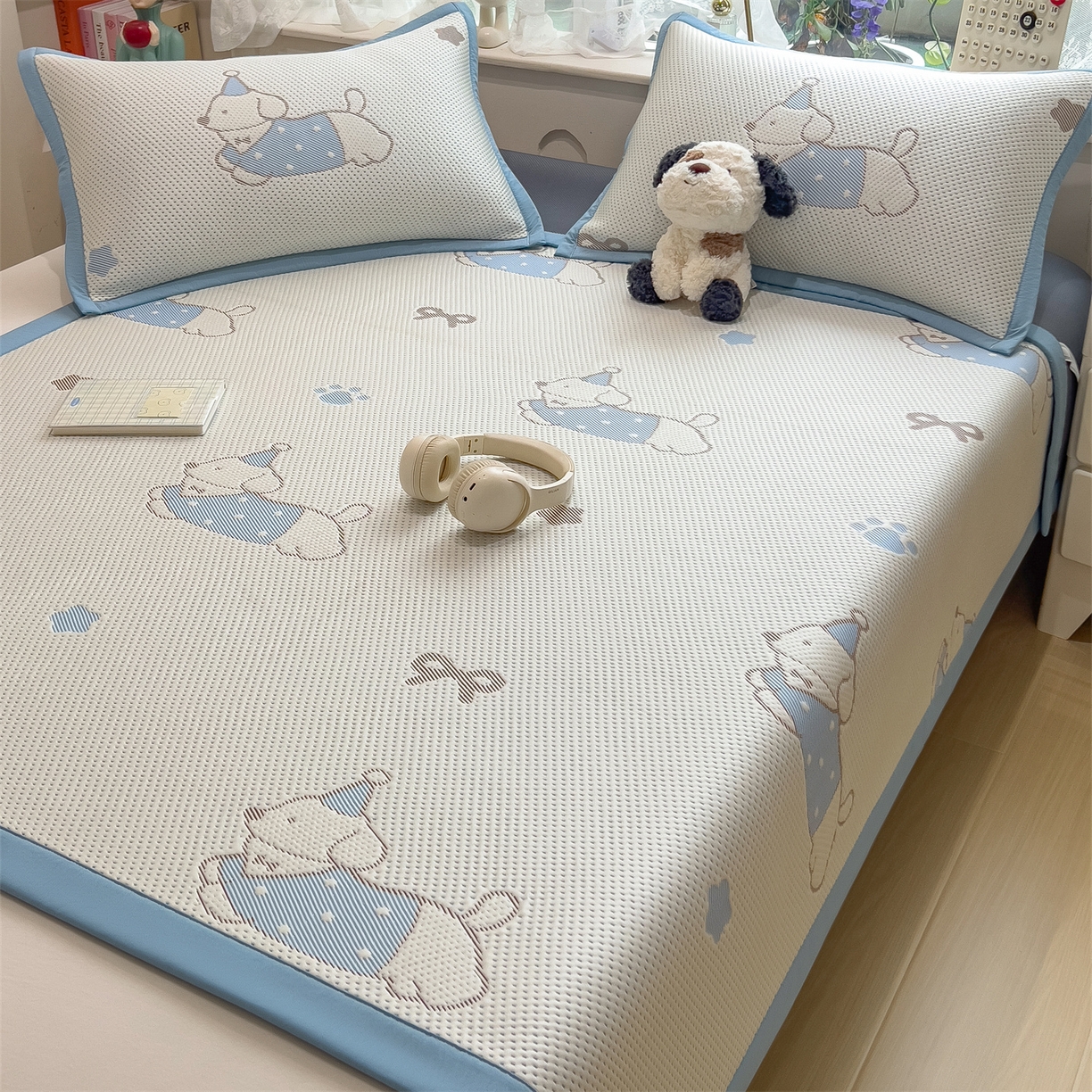 91家纺网 家纺一手货源 找家纺 雯豆家纺 2026新款PE中分子凉感凉席条席三件套加厚三明治款复合卡通提花凉席 PE提花凉席-腊肠狗