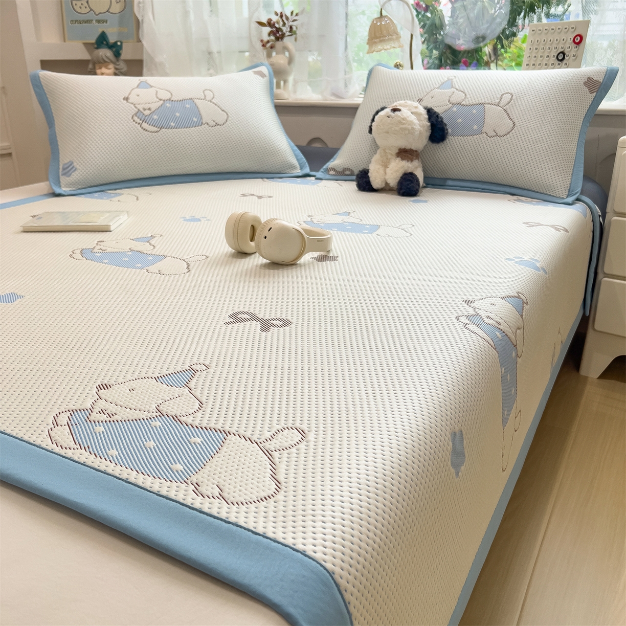 91家纺网 家纺一手货源 找家纺 雯豆家纺 2026新款PE中分子凉感凉席条席三件套加厚三明治款复合卡通提花凉席 PE提花凉席-腊肠狗