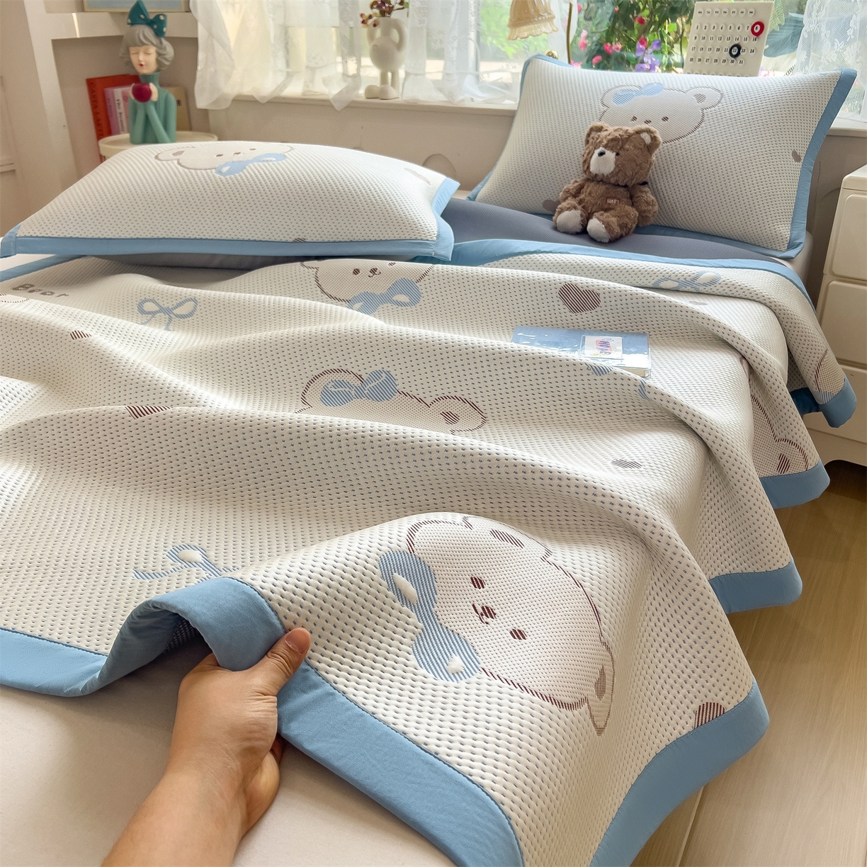 91家纺网 家纺一手货源 找家纺 雯豆家纺 2026新款PE中分子凉感凉席条席三件套加厚三明治款复合卡通提花凉席 PE提花凉席-领带熊