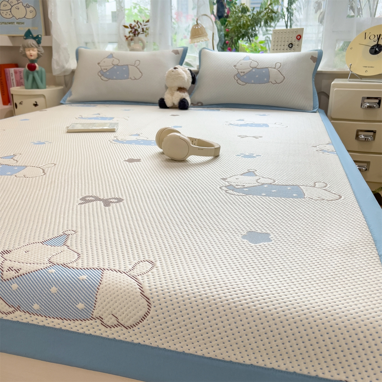 91家纺网 家纺一手货源 找家纺 雯豆家纺 2026新款PE中分子凉感凉席条席三件套加厚三明治款复合卡通提花凉席 PE提花凉席-腊肠狗