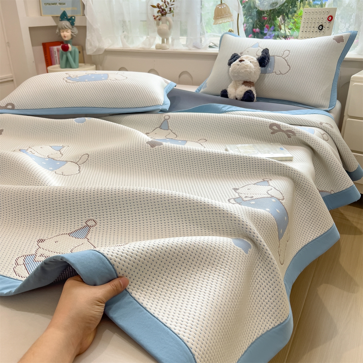 91家纺网 家纺一手货源 找家纺 雯豆家纺 2026新款PE中分子凉感凉席条席三件套加厚三明治款复合卡通提花凉席 PE提花凉席-腊肠狗