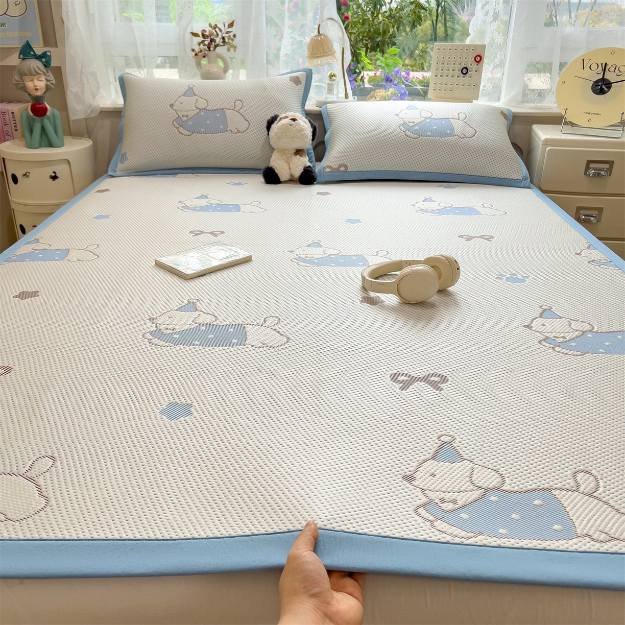 91家纺网 家纺一手货源 找家纺 雯豆家纺 2026新款PE中分子凉感凉席条席三件套加厚三明治款复合卡通提花凉席 PE提花凉席-腊肠狗