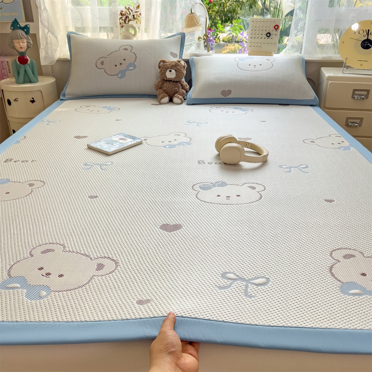 91家纺网 家纺一手货源 找家纺 雯豆家纺 2026新款PE中分子凉感凉席条席三件套加厚三明治款复合卡通提花凉席 PE提花凉席-领带熊