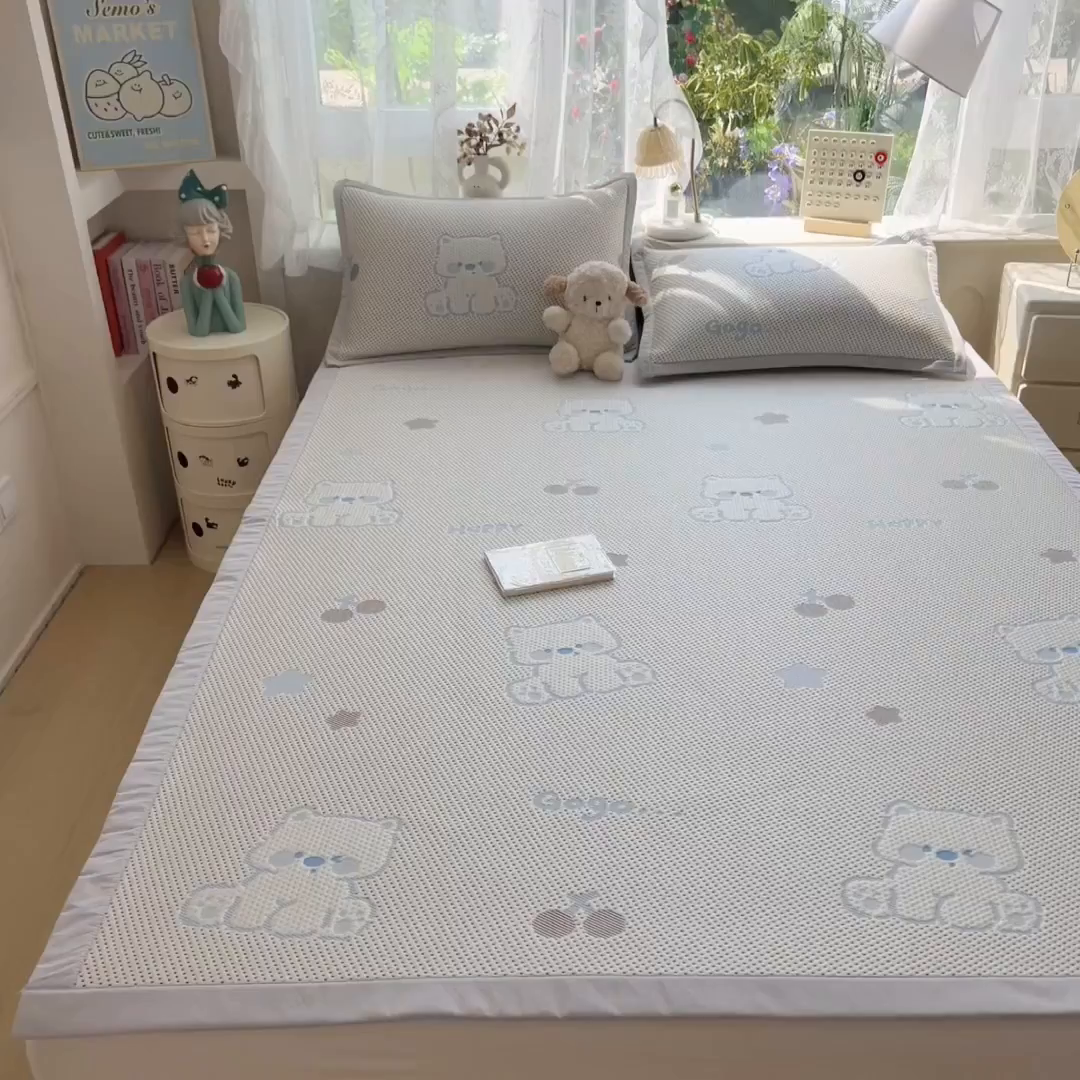91家纺网 家纺一手货源 找家纺 雯豆家纺 2026新款PE中分子凉感凉席条席三件套加厚三明治款复合卡通提花凉席 PE提花凉席-奶萌狗