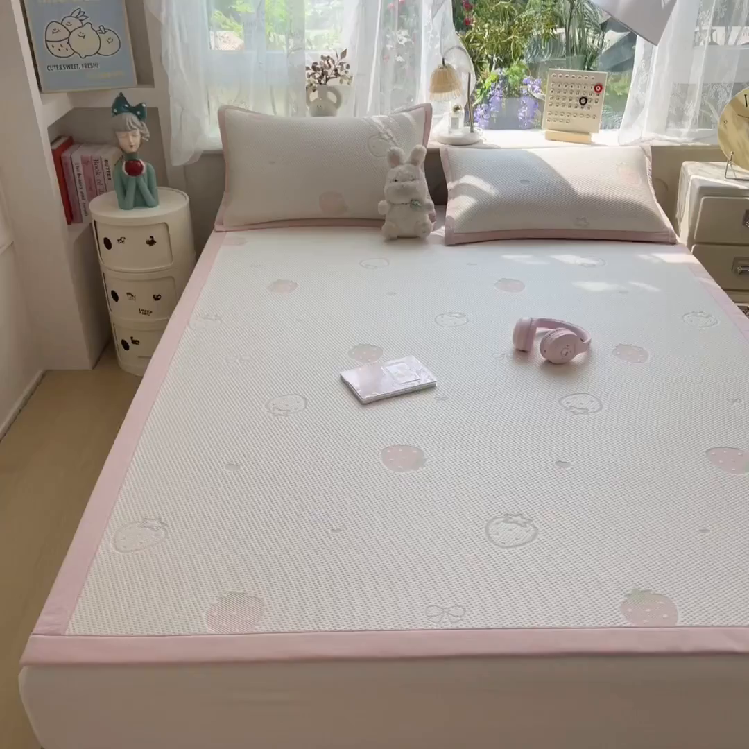 91家纺网 家纺一手货源 找家纺 雯豆家纺 2026新款PE中分子凉感凉席条席三件套加厚三明治款复合卡通提花凉席 PE提花凉席-甜心草莓