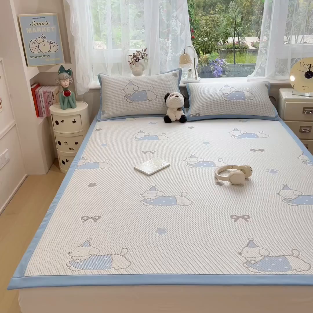 91家纺网 家纺一手货源 找家纺 雯豆家纺 2026新款PE中分子凉感凉席条席三件套加厚三明治款复合卡通提花凉席 PE提花凉席-腊肠狗