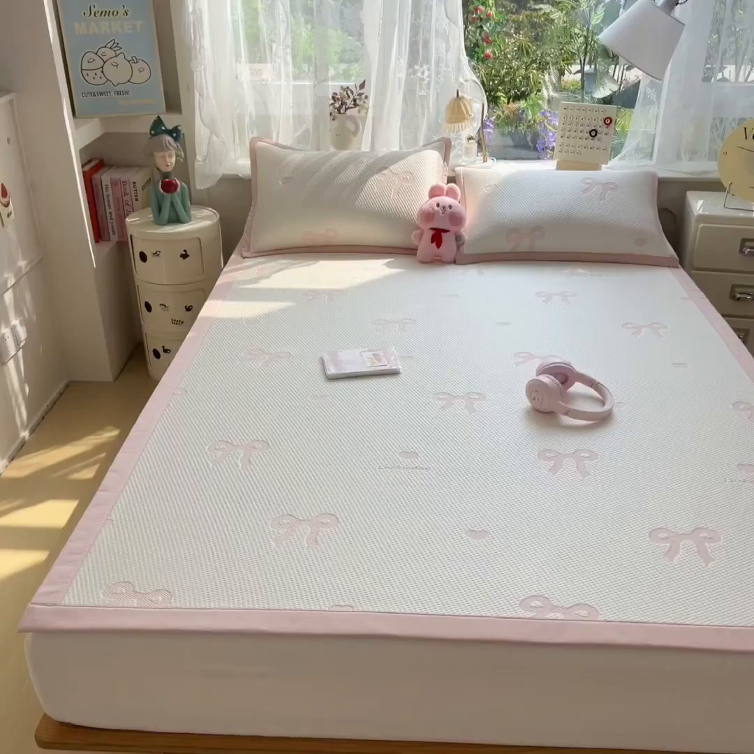 91家纺网 家纺一手货源 找家纺 雯豆家纺 2026新款PE中分子凉感凉席条席三件套加厚三明治款复合卡通提花凉席 PE提花凉席-蝴蝶结