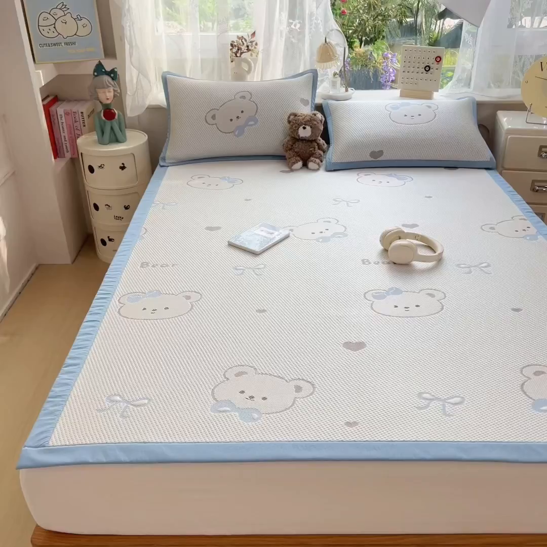 91家纺网 家纺一手货源 找家纺 雯豆家纺 2026新款PE中分子凉感凉席条席三件套加厚三明治款复合卡通提花凉席 PE提花凉席-领带熊