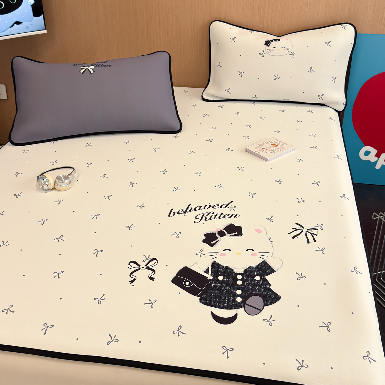 91家纺网 家纺一手货源 找家纺 懒猫家纺 2026新款大版卡通云感果冻床席床笠凉席 蝴蝶结小猫-床席款