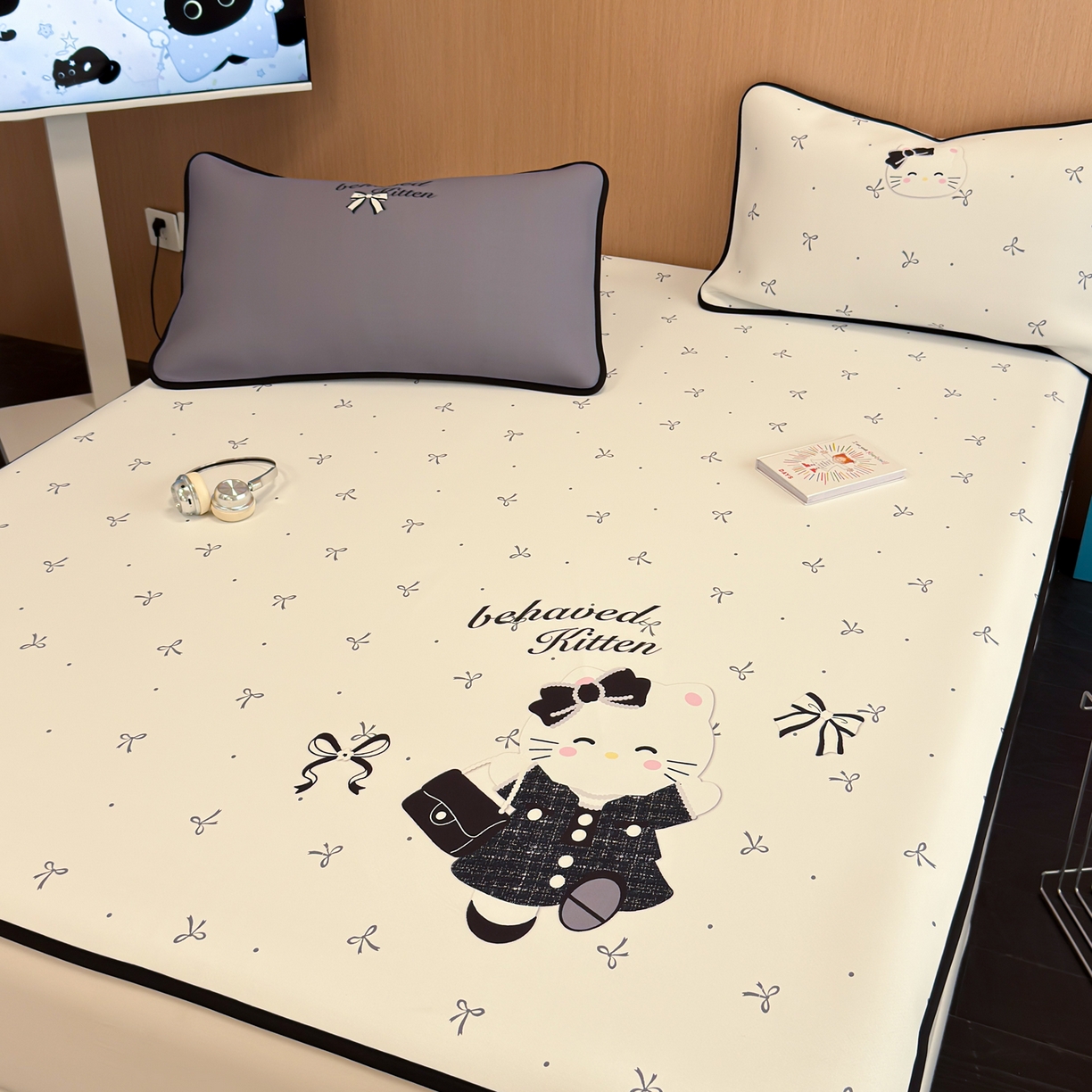 91家纺网 家纺一手货源 找家纺 懒猫家纺 2026新款大版卡通云感果冻床席床笠凉席 蝴蝶结小猫-床席款