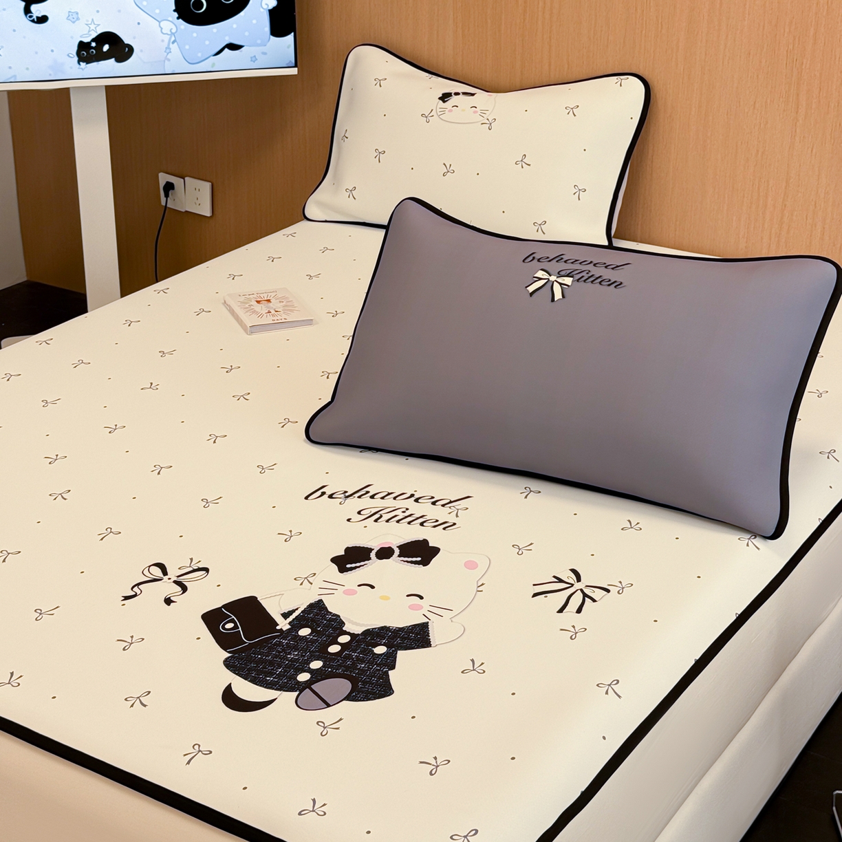 91家纺网 家纺一手货源 找家纺 懒猫家纺 2026新款大版卡通云感果冻床席床笠凉席 蝴蝶结小猫-床席款