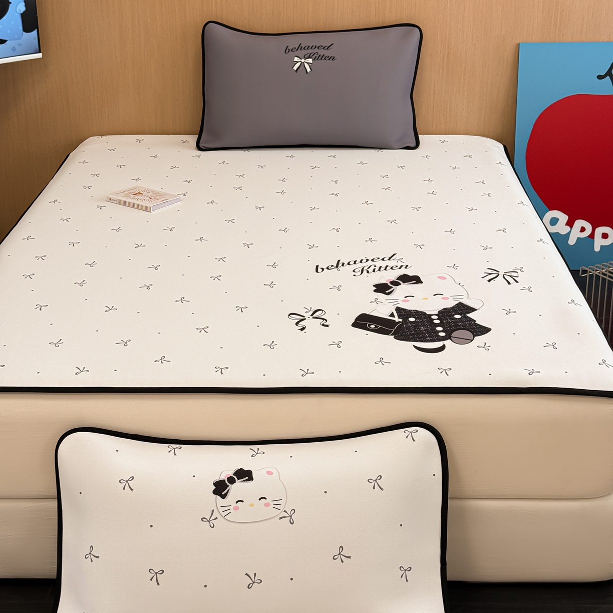 91家纺网 家纺一手货源 找家纺 懒猫家纺 2026新款大版卡通云感果冻床席床笠凉席 蝴蝶结小猫-床席款