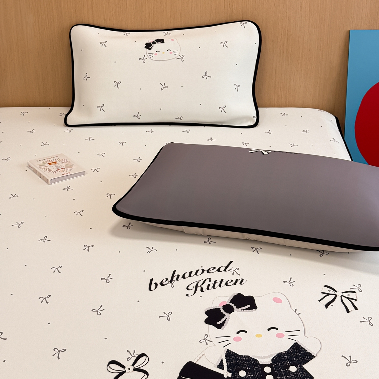 91家纺网 家纺一手货源 找家纺 懒猫家纺 2026新款大版卡通云感果冻床席床笠凉席 蝴蝶结小猫-床席款