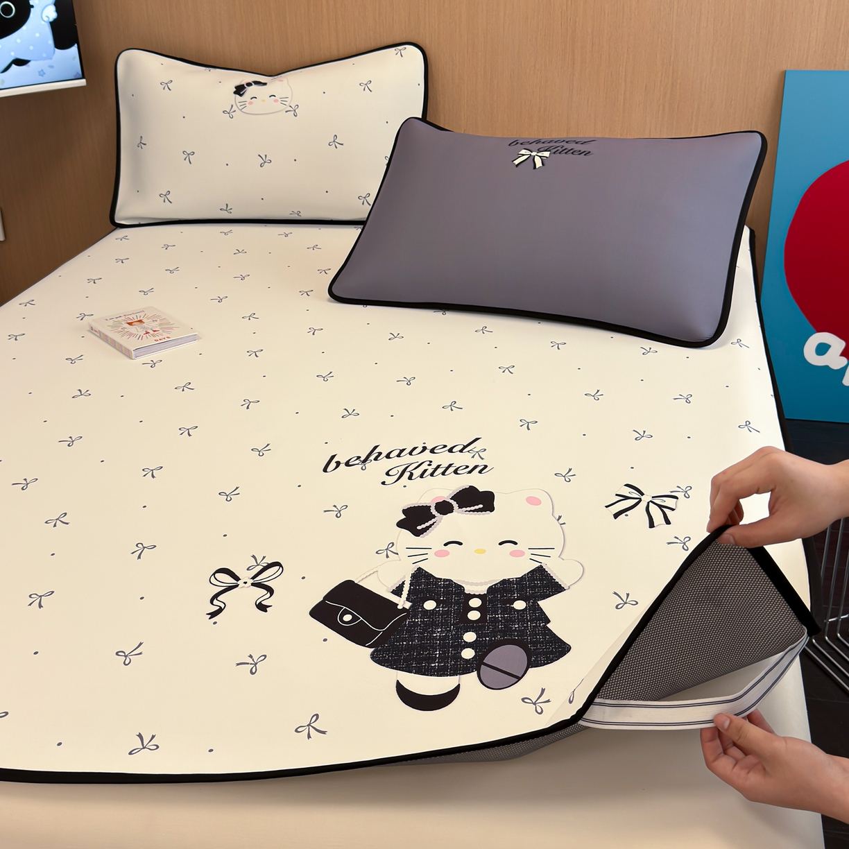 91家纺网 家纺一手货源 找家纺 懒猫家纺 2026新款大版卡通云感果冻床席床笠凉席 蝴蝶结小猫-床席款