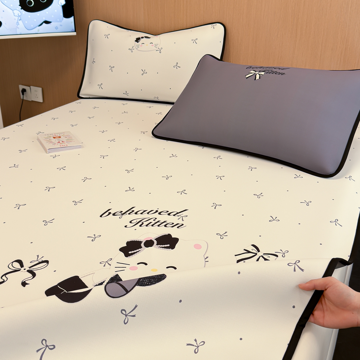 91家纺网 家纺一手货源 找家纺 懒猫家纺 2026新款大版卡通云感果冻床席床笠凉席 蝴蝶结小猫-床席款