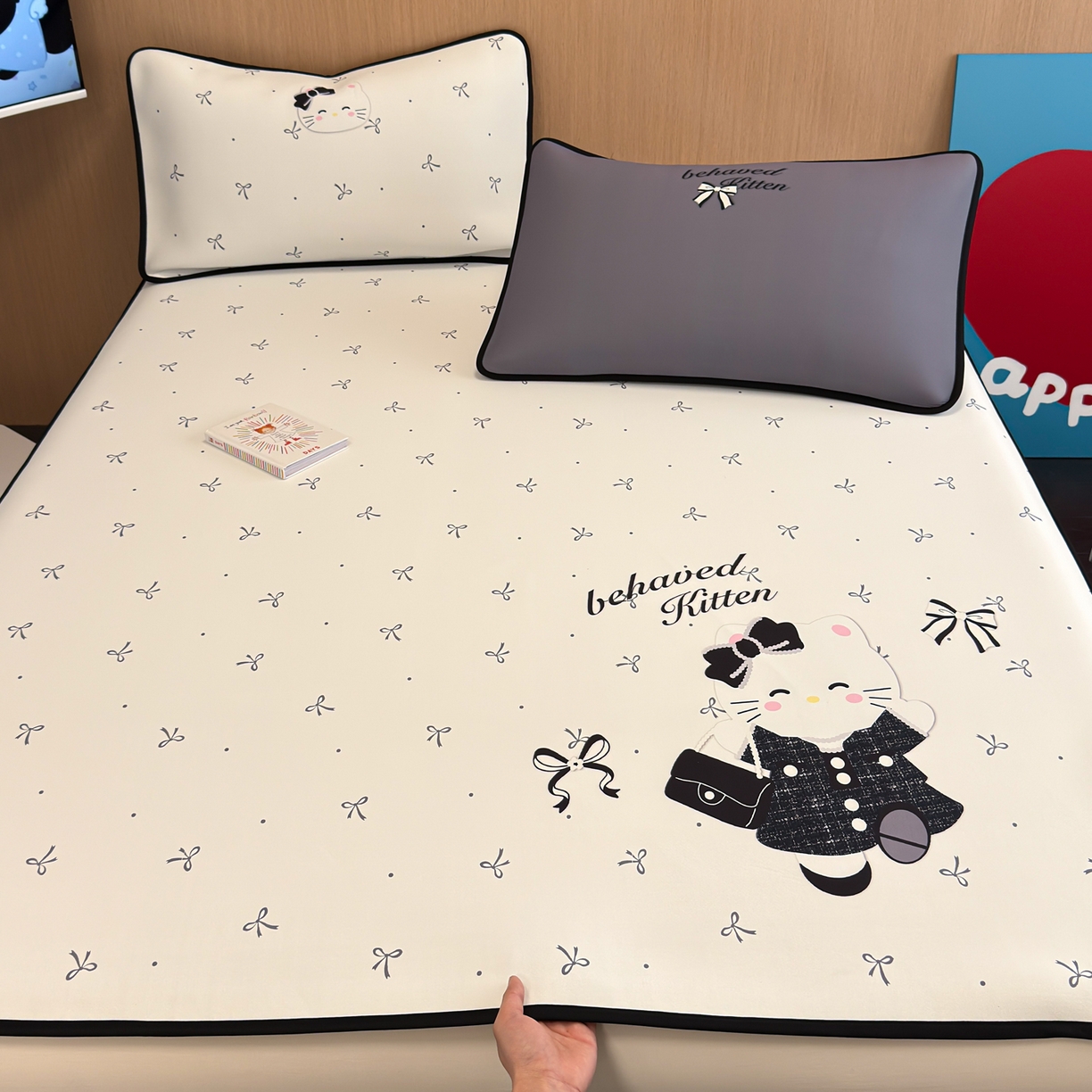 91家纺网 家纺一手货源 找家纺 懒猫家纺 2026新款大版卡通云感果冻床席床笠凉席 蝴蝶结小猫-床席款