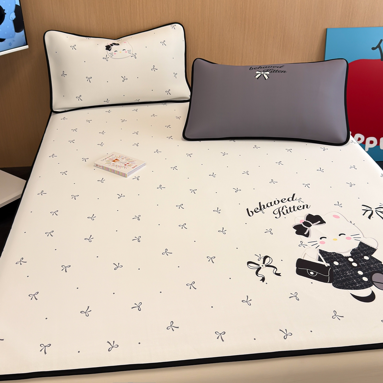 91家纺网 家纺一手货源 找家纺 懒猫家纺 2026新款大版卡通云感果冻床席床笠凉席 蝴蝶结小猫-床席款