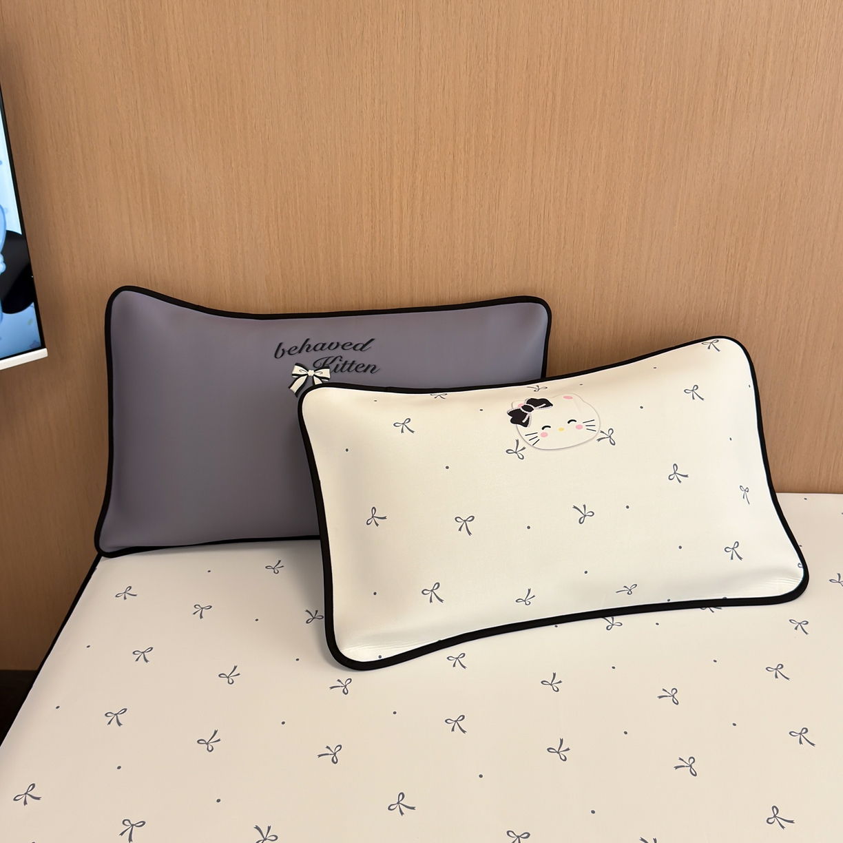 91家纺网 家纺一手货源 找家纺 懒猫家纺 2026新款大版卡通云感果冻床席床笠凉席 蝴蝶结小猫-床席款