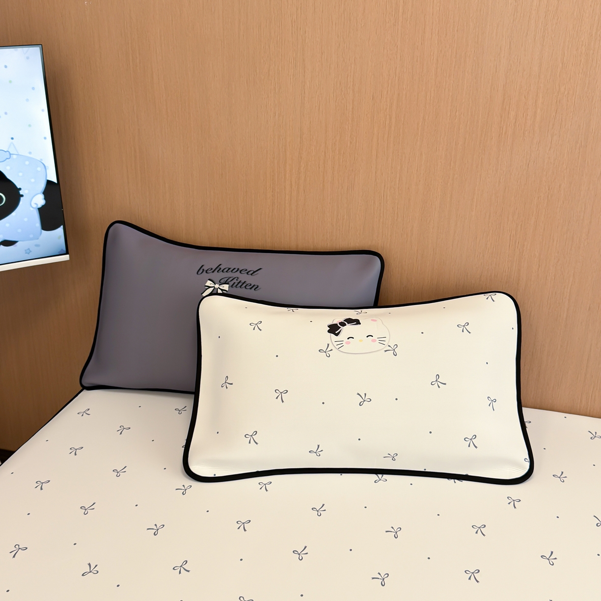 91家纺网 家纺一手货源 找家纺 懒猫家纺 2026新款大版卡通云感果冻床席床笠凉席 蝴蝶结小猫-床席款