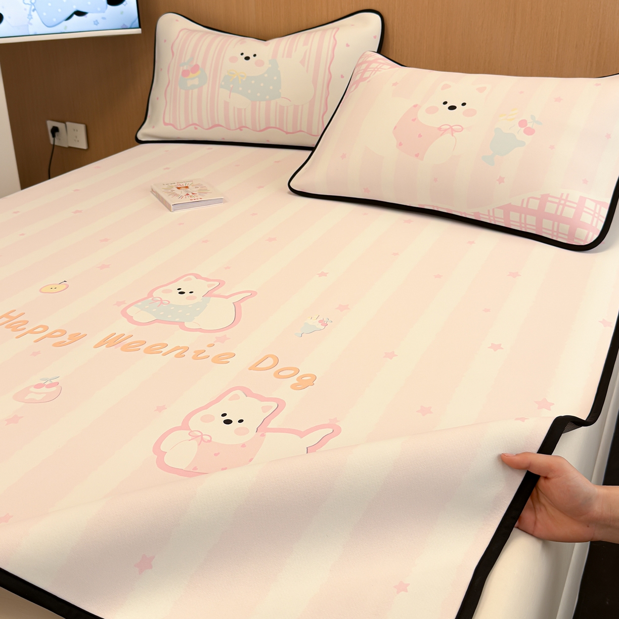 91家纺网 家纺一手货源 找家纺 懒猫家纺 2026新款大版卡通云感果冻床席床笠凉席 蜜桃汪星-床席款