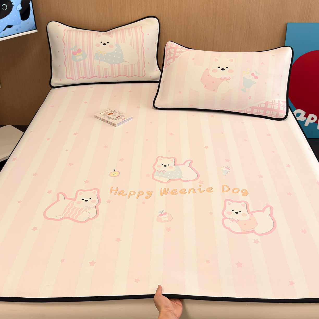 91家纺网 家纺一手货源 找家纺 懒猫家纺 2026新款大版卡通云感果冻床席床笠凉席 蜜桃汪星-床席款