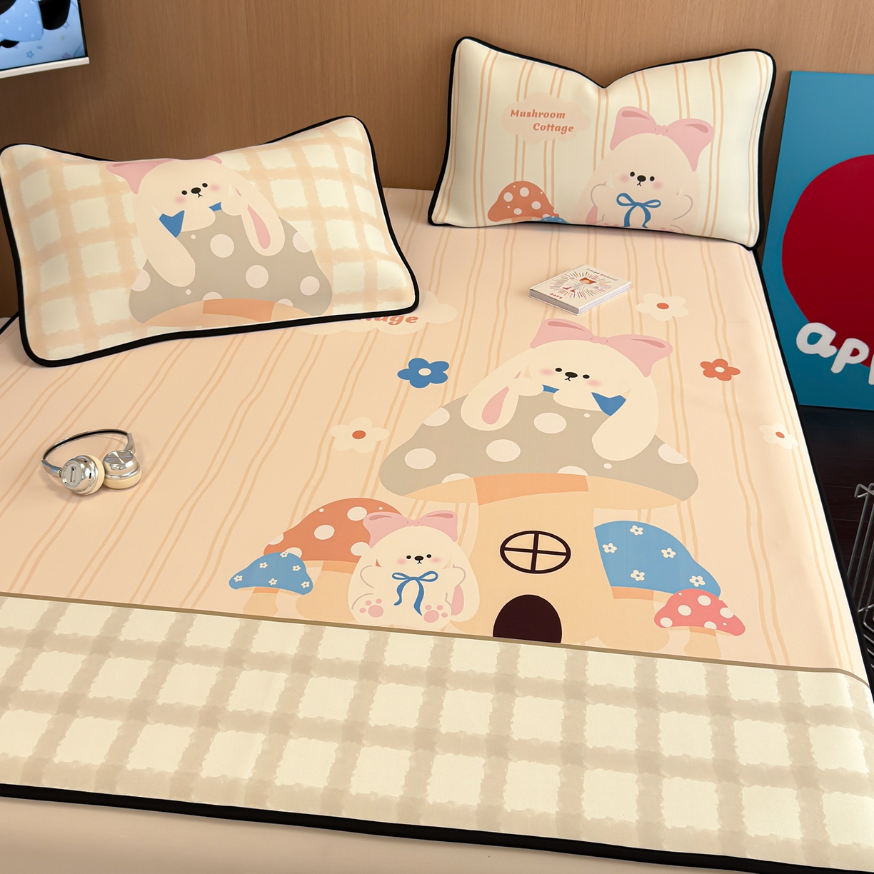 91家纺网 家纺一手货源 找家纺 懒猫家纺 2026新款大版卡通云感果冻床席床笠凉席 蘑菇屋-床席款