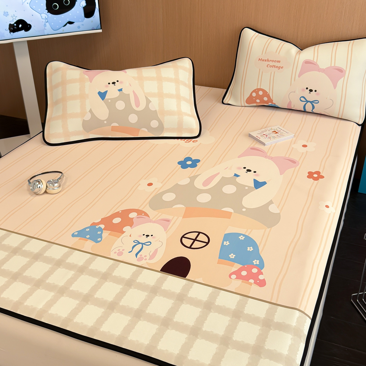 91家纺网 家纺一手货源 找家纺 懒猫家纺 2026新款大版卡通云感果冻床席床笠凉席 蘑菇屋-床席款