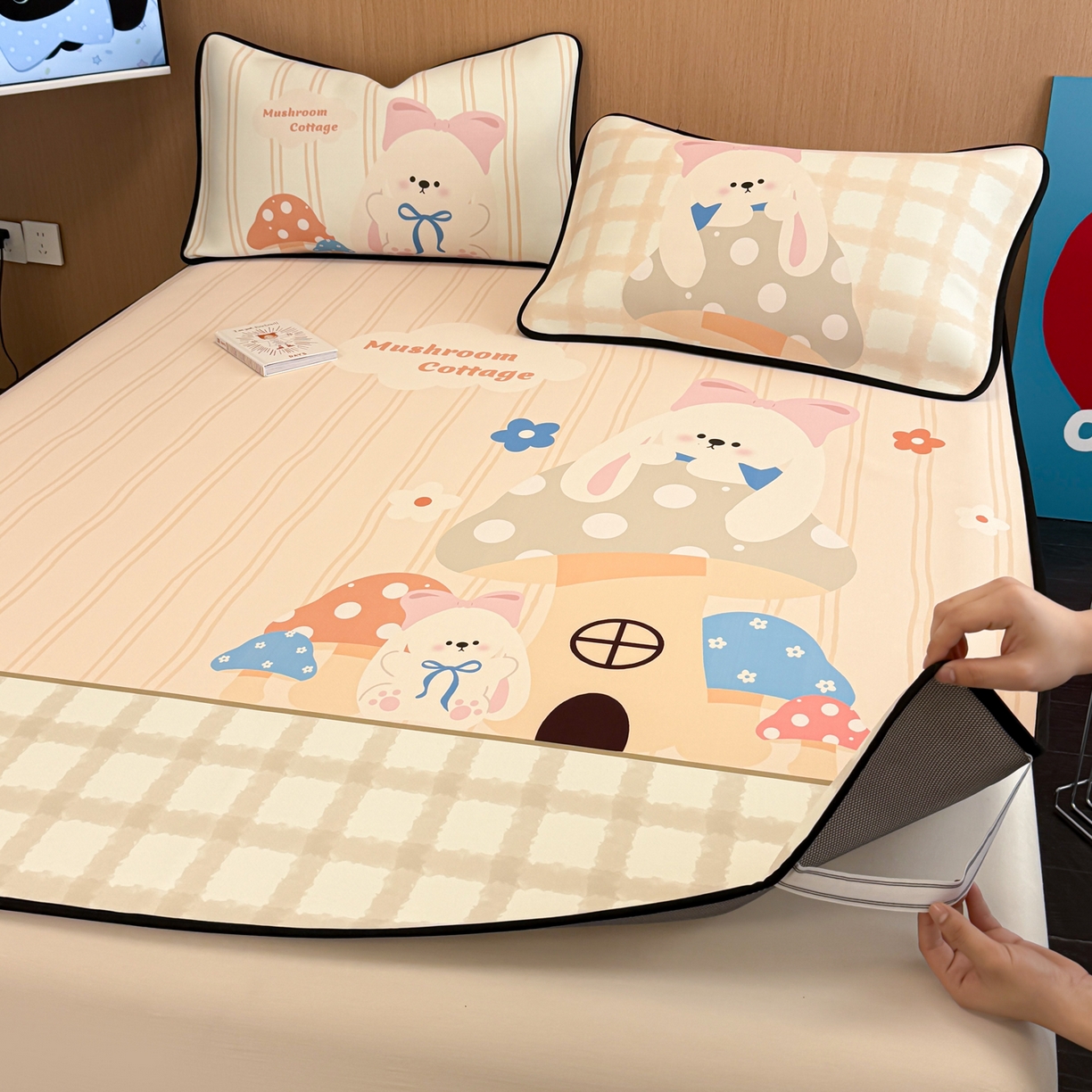 91家纺网 家纺一手货源 找家纺 懒猫家纺 2026新款大版卡通云感果冻床席床笠凉席 蘑菇屋-床席款