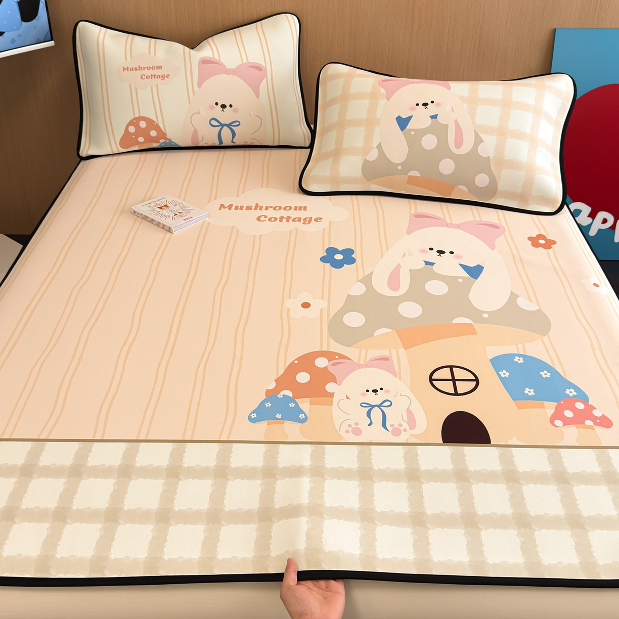 91家纺网 家纺一手货源 找家纺 懒猫家纺 2026新款大版卡通云感果冻床席床笠凉席 蘑菇屋-床席款