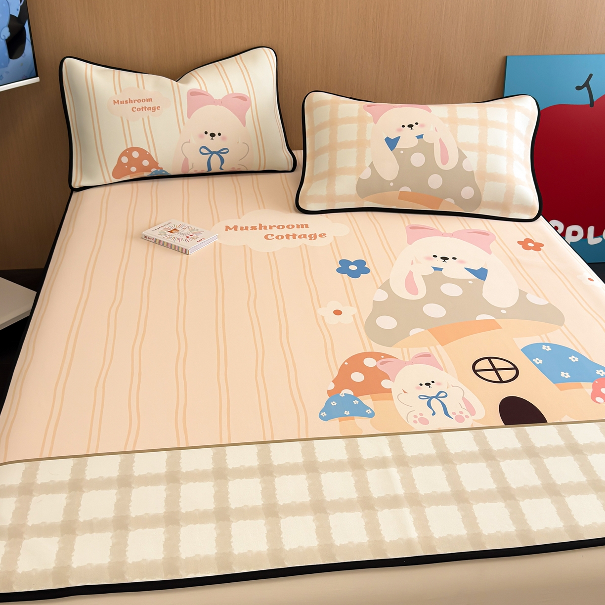 91家纺网 家纺一手货源 找家纺 懒猫家纺 2026新款大版卡通云感果冻床席床笠凉席 蘑菇屋-床席款