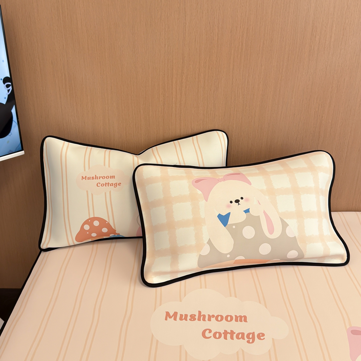 91家纺网 家纺一手货源 找家纺 懒猫家纺 2026新款大版卡通云感果冻床席床笠凉席 蘑菇屋-床席款