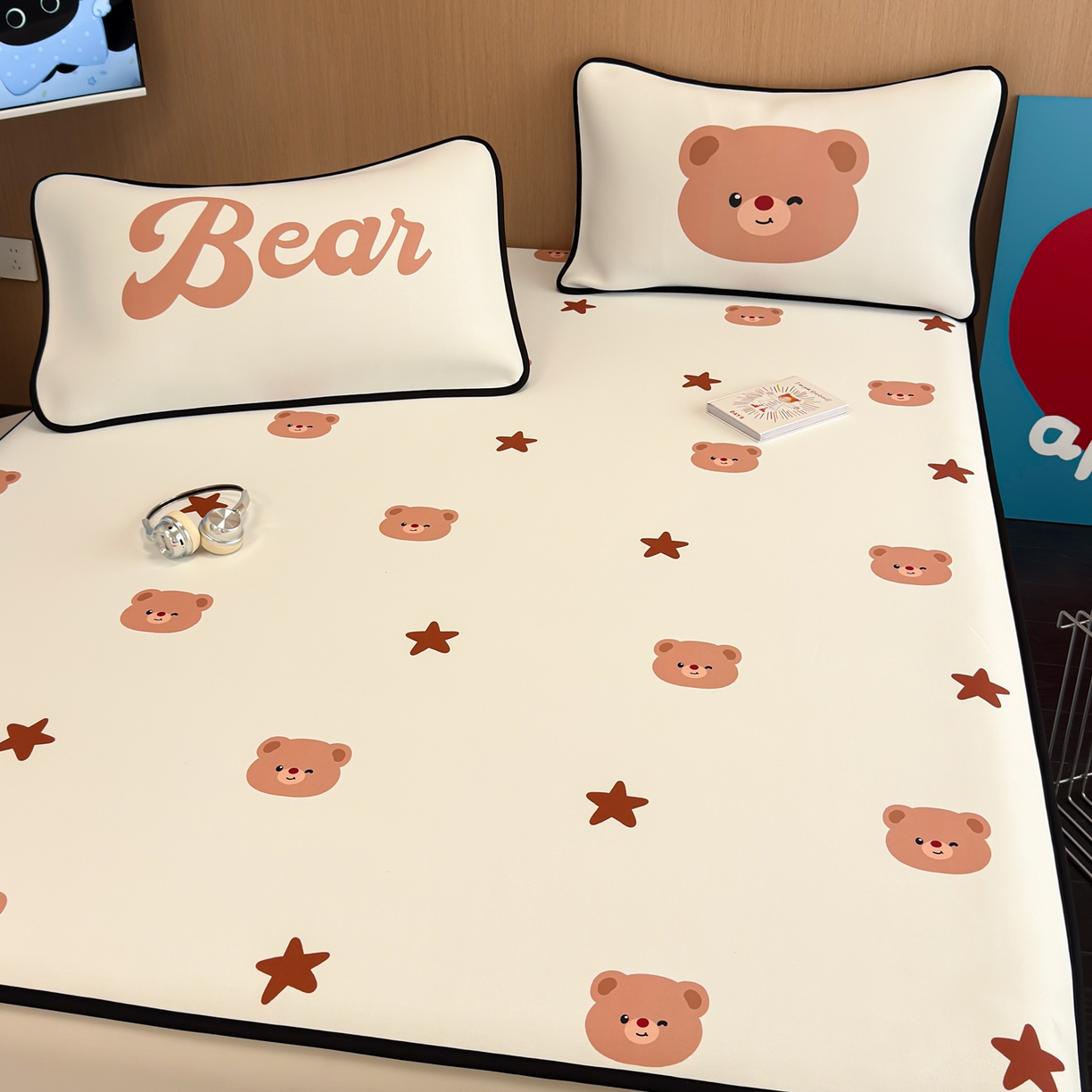 91家纺网 家纺一手货源 找家纺 懒猫家纺 2026新款大版卡通云感果冻床席床笠凉席 英伦小狗-床席款