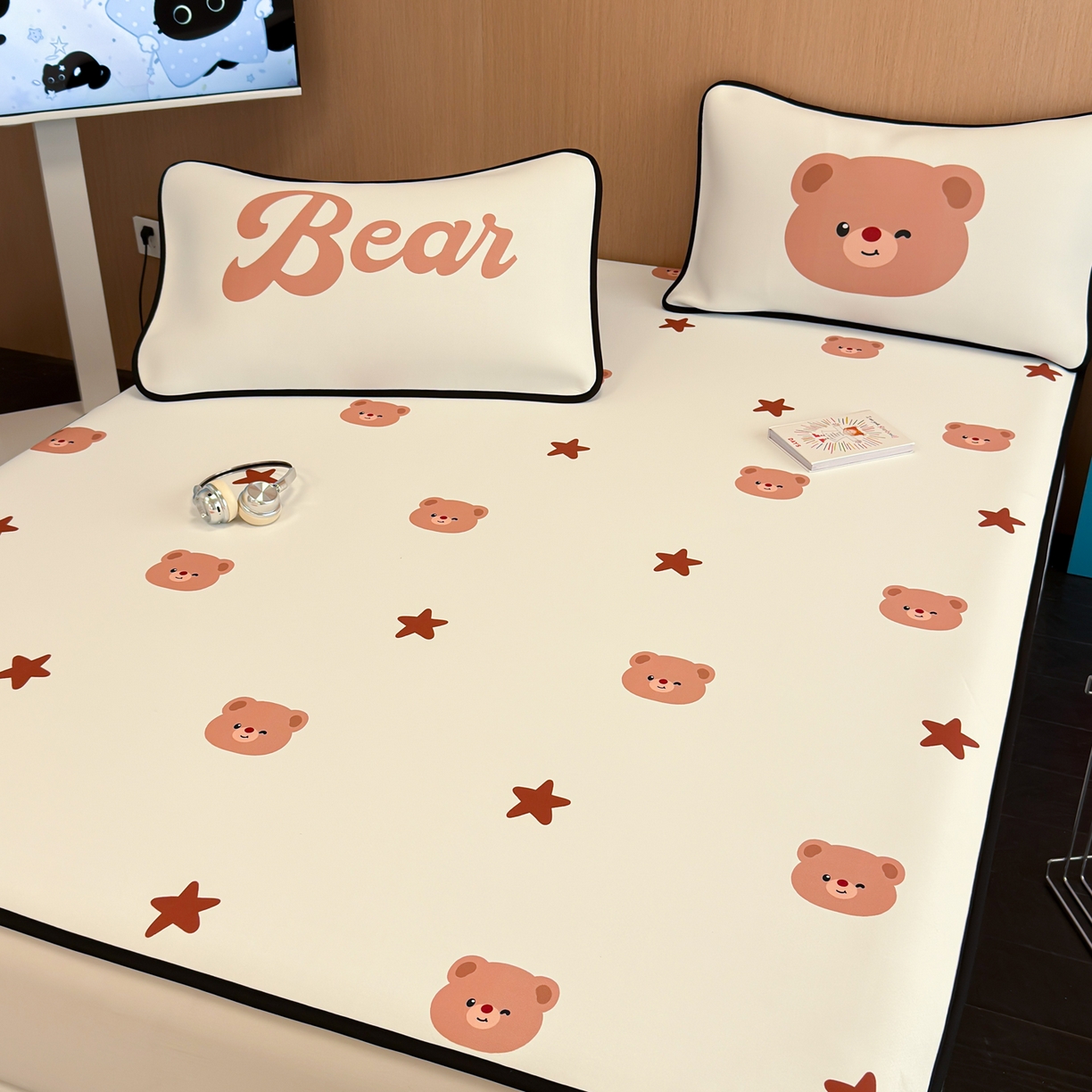 91家纺网 家纺一手货源 找家纺 懒猫家纺 2026新款大版卡通云感果冻床席床笠凉席 英伦小狗-床席款