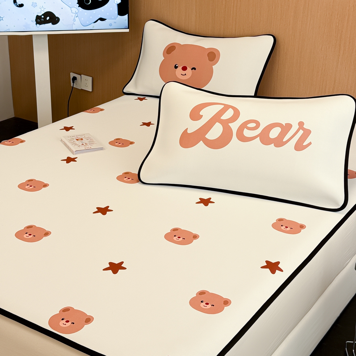 91家纺网 家纺一手货源 找家纺 懒猫家纺 2026新款大版卡通云感果冻床席床笠凉席 英伦小狗-床席款